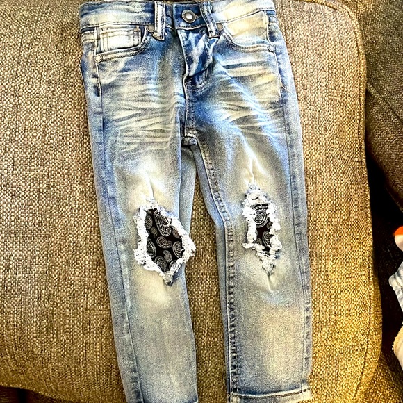 Trendy distressed jeans with patches for toddler sz 3t great condition - Picture 1 of 3